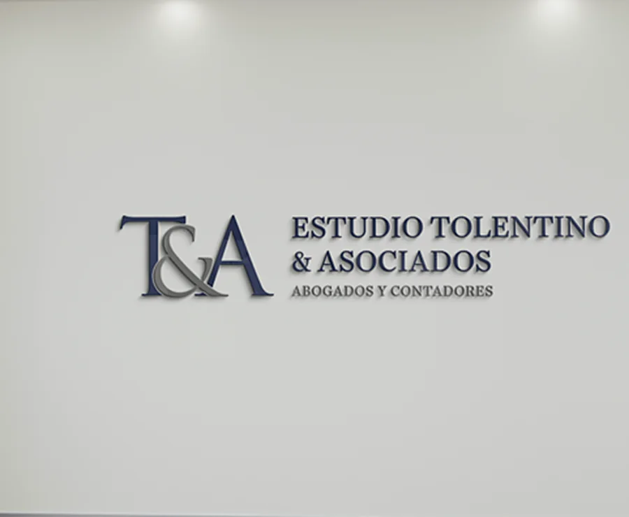 Identidad del estudio en relieve sobre el muro de recepción